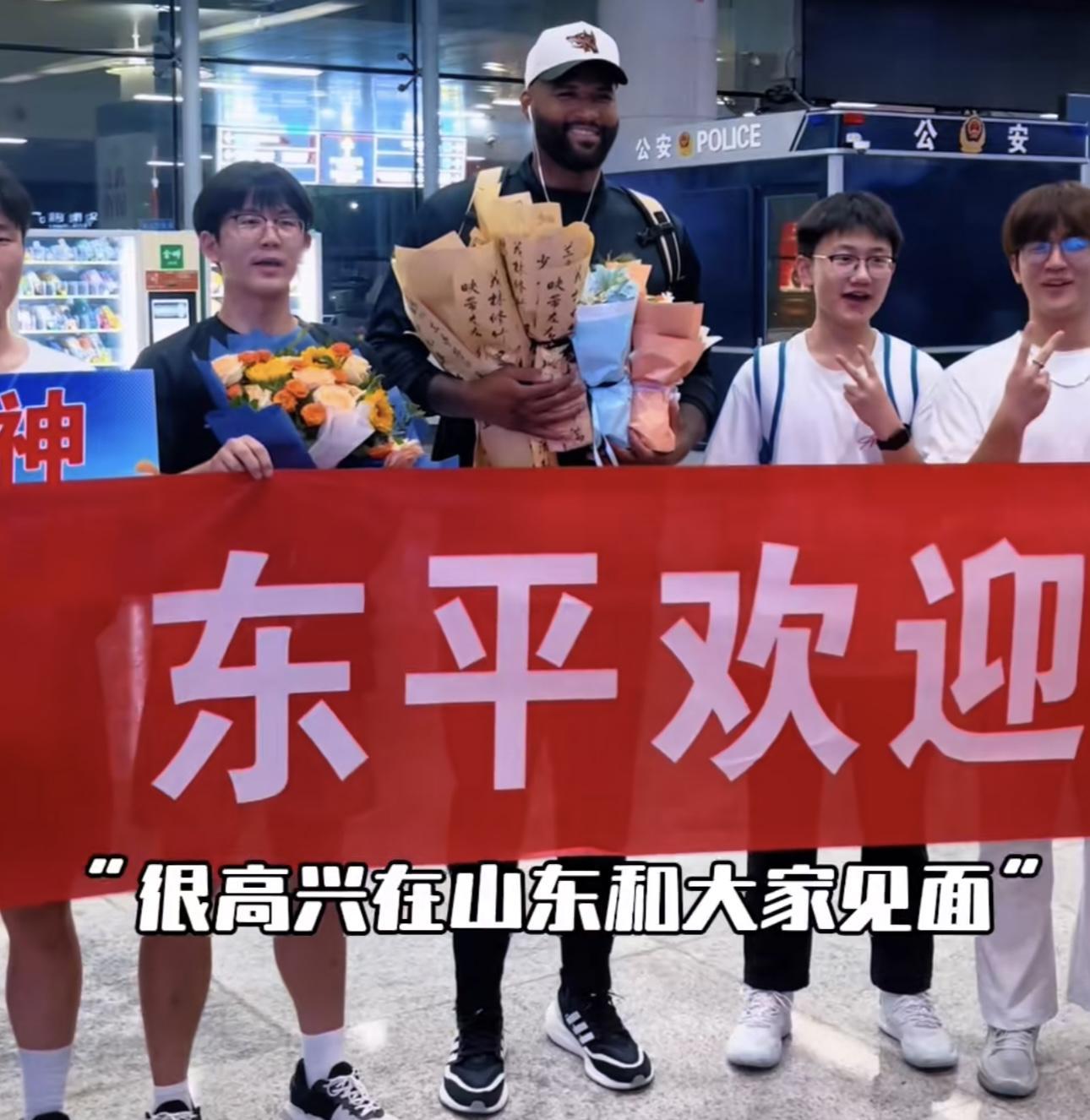 米乐-考辛斯抵达山东开启中国行，此前被曝收到多支CBA球队报价