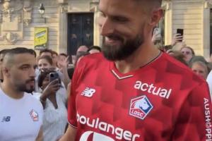 谈妥了，吉鲁已经身穿里尔球衣亮相